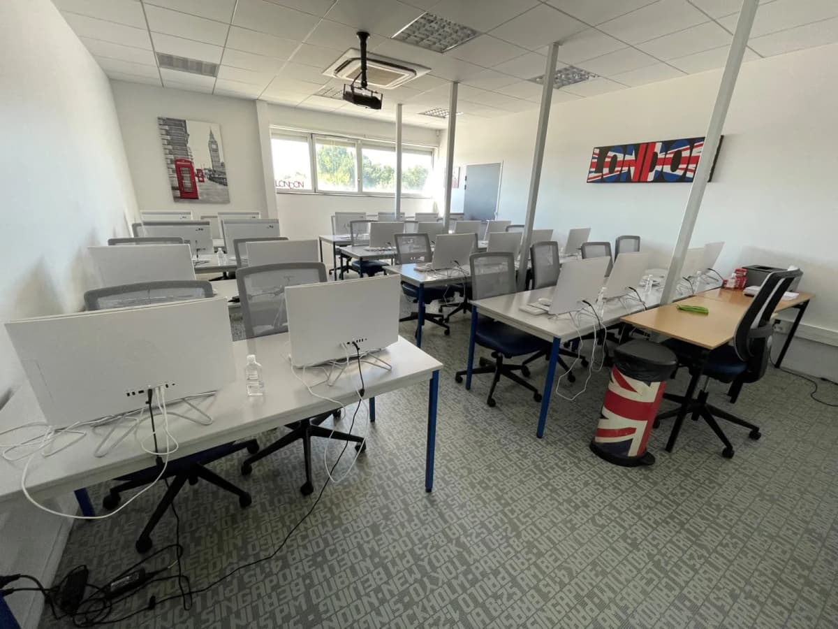 Salle de formation informatique équipée - Formasup' 31 Toulouse